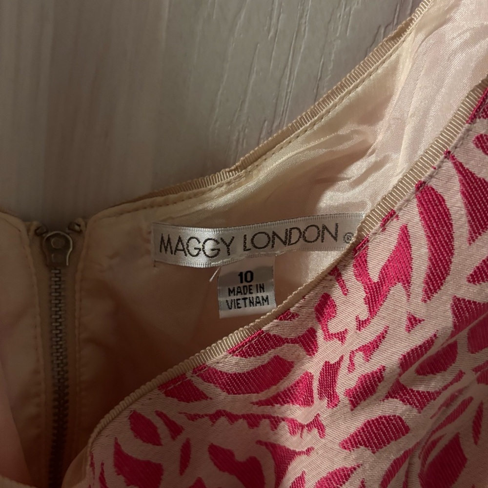Maggy London White and Magenta Pink Rose Mini Sleeveless Sheath Dress Size 10 - Picture 3 of 4